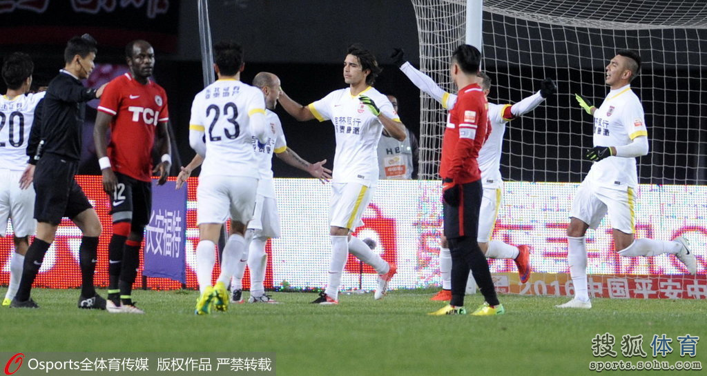  图卢兹绝杀Troyes保级成功 球迷冲进场庆贺  