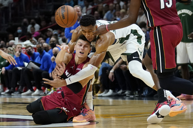  阿德巴约25+20热火复仇雄鹿成功  