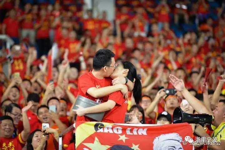  圣保利主场氛围燃爆全场，球迷助威声中球队逆转取胜